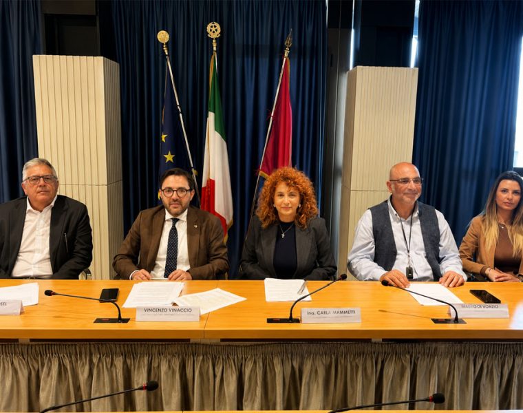 Conferenza stampa in Abruzzo sulla legge regionale per il dolore pelvico cronico con relatori seduti al tavolo istituzionale