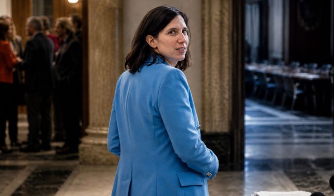 Elly Schlein in un contesto istituzionale durante un editoriale sulla crisi identitaria del Pd