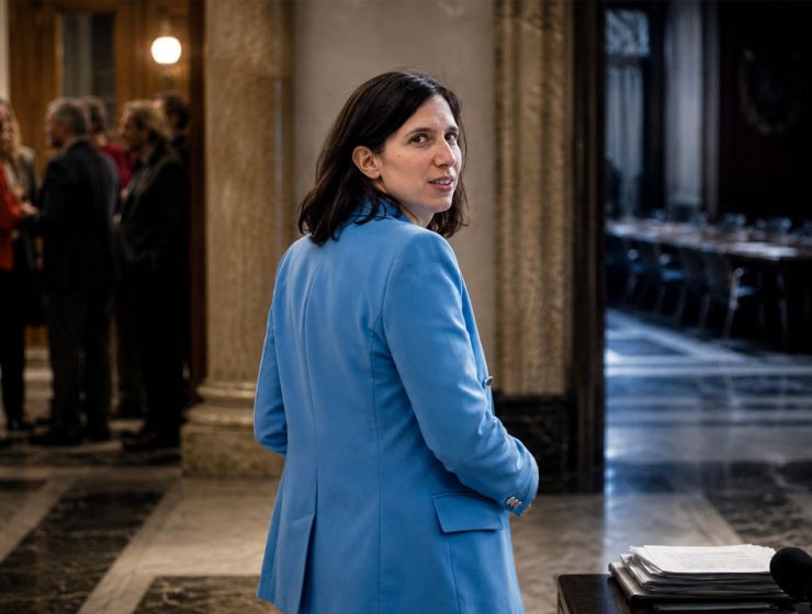 Elly Schlein in un contesto istituzionale durante un editoriale sulla crisi identitaria del Pd