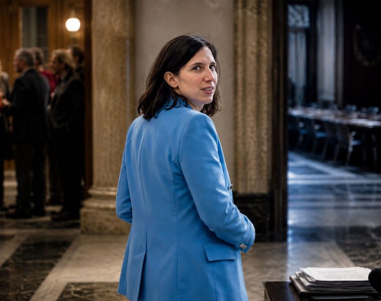 Elly Schlein in un contesto istituzionale durante un editoriale sulla crisi identitaria del Pd