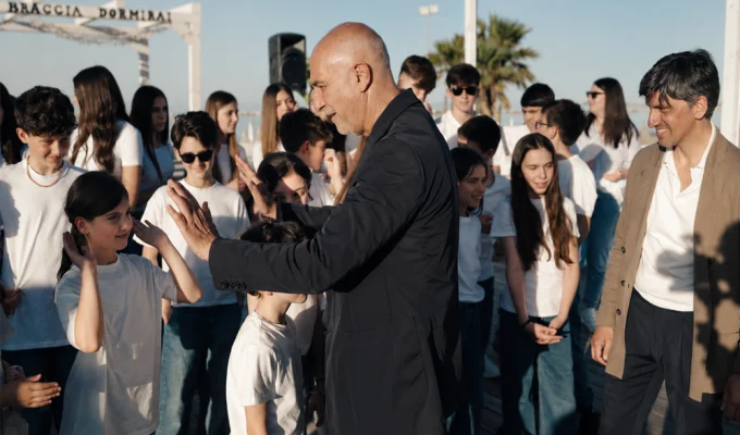 Estate 2026 a Pescara con bambini e rappresentanti comunali durante un evento allo Stadio del Mare.