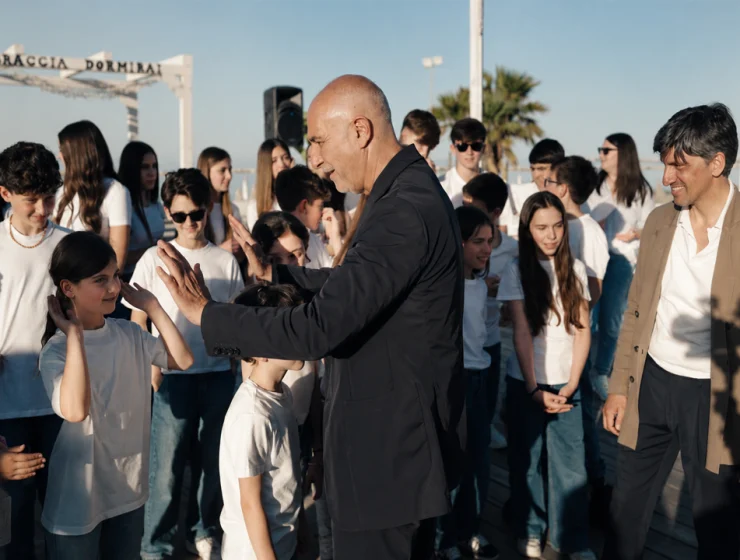 Estate 2026 a Pescara con bambini e rappresentanti comunali durante un evento allo Stadio del Mare.