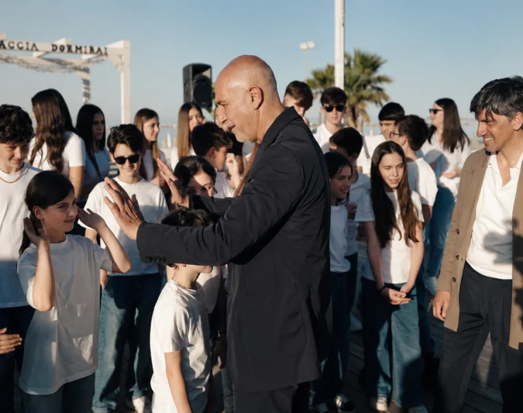 Estate 2026 a Pescara con bambini e rappresentanti comunali durante un evento allo Stadio del Mare.