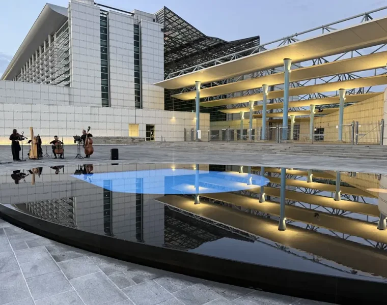 Fontana Ettore Spalletti Pescara restaurata davanti al Palazzo di Giustizia