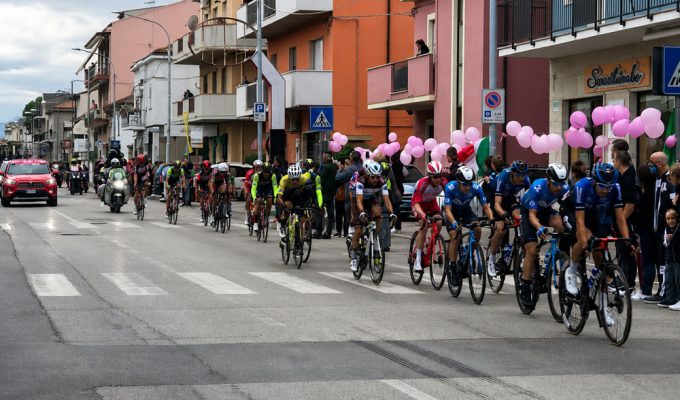 Giro d’Italia a Montesilvano con ciclisti in gara lungo il percorso cittadino