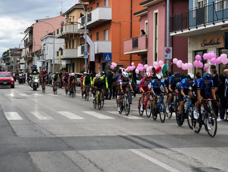 Giro d’Italia a Montesilvano con ciclisti in gara lungo il percorso cittadino