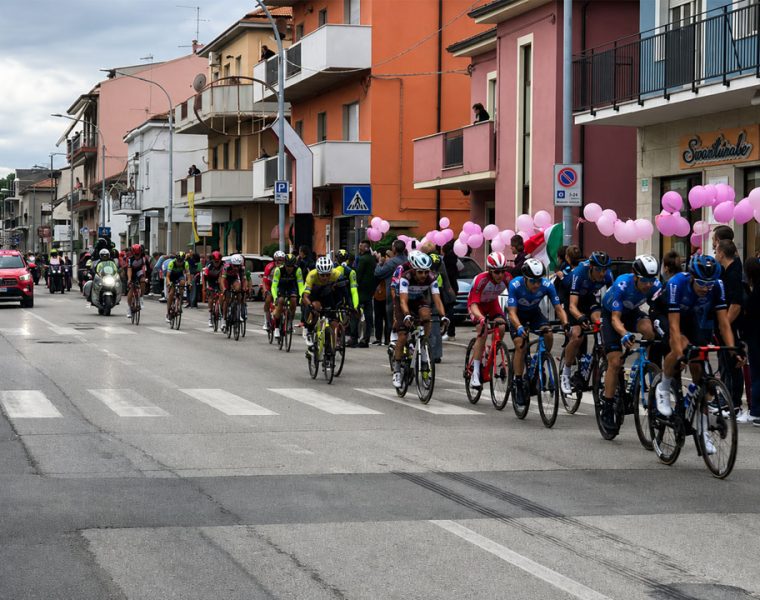 Giro d’Italia a Montesilvano con ciclisti in gara lungo il percorso cittadino