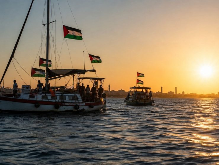Global Sumud Flotilla Gaza con barche in mare al tramonto e bandiere palestinesi.