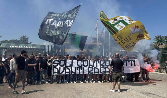 Tifosi del Chieti davanti allo stadio Angelini in vista dei play-out