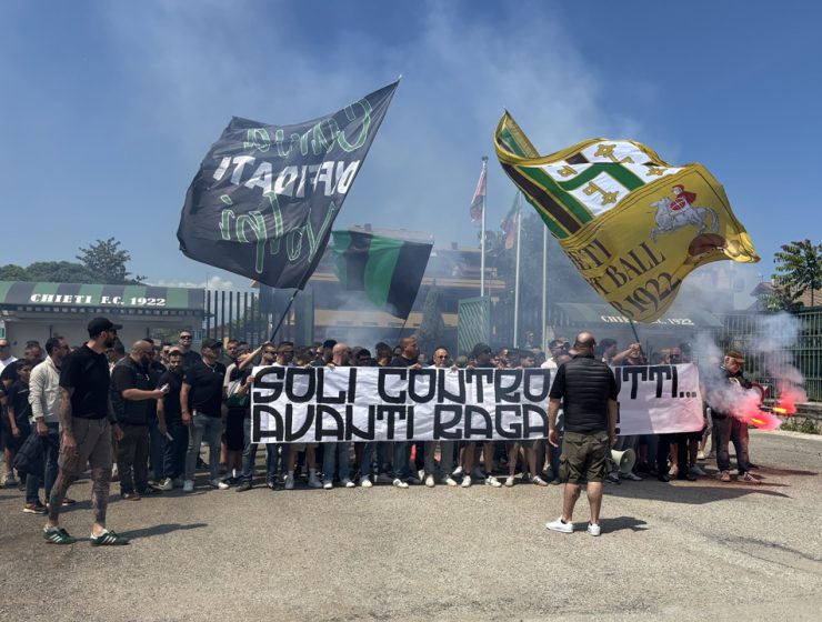 Tifosi del Chieti davanti allo stadio Angelini in vista dei play-out
