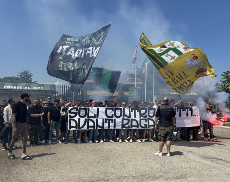 Tifosi del Chieti davanti allo stadio Angelini in vista dei play-out