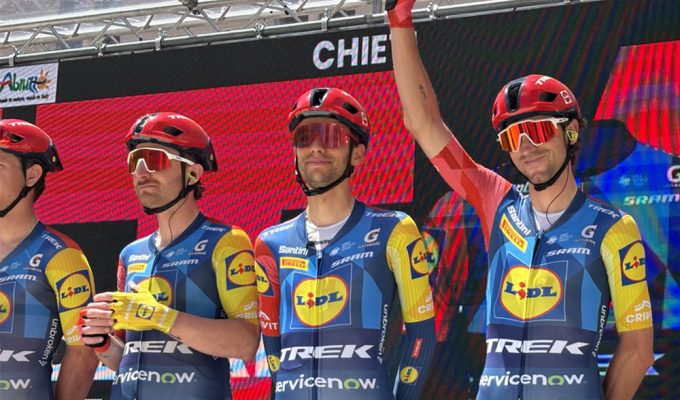 Giulio Ciccone sul palco della partenza del Giro da piazza San Giustino
