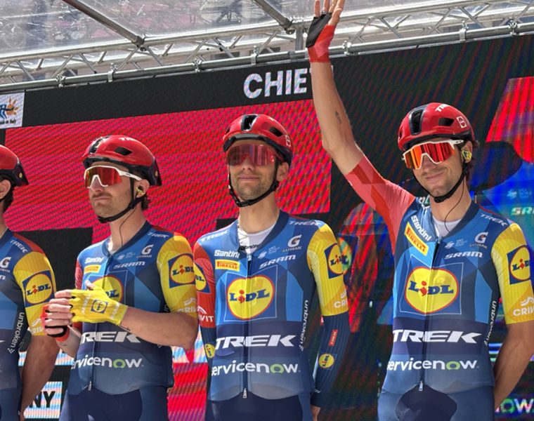 Giulio Ciccone sul palco della partenza del Giro da piazza San Giustino