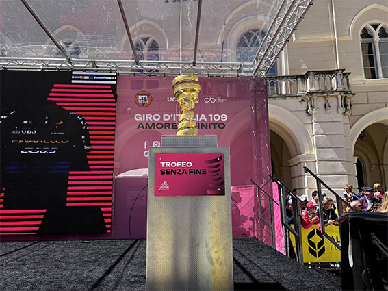 Giro d’Italia a Chieti con il Trofeo Senza Fine esposto sul palco della partenza