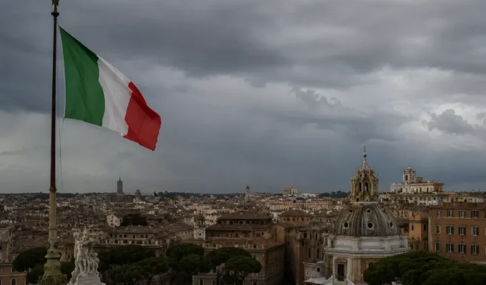 Italia crescita ferma tra debito pubblico, cielo cupo e bandiera italiana su Roma