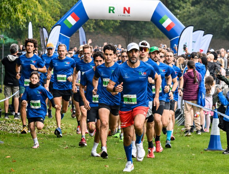 Partenza della Italy Run London 2026 a Victoria Park con runner in gara sotto l’arco ufficiale