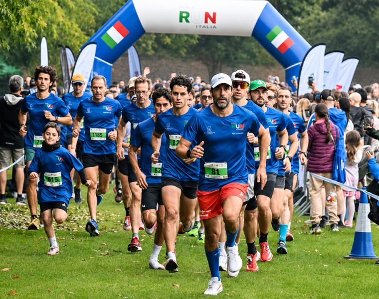 Partenza della Italy Run London 2026 a Victoria Park con runner in gara sotto l’arco ufficiale
