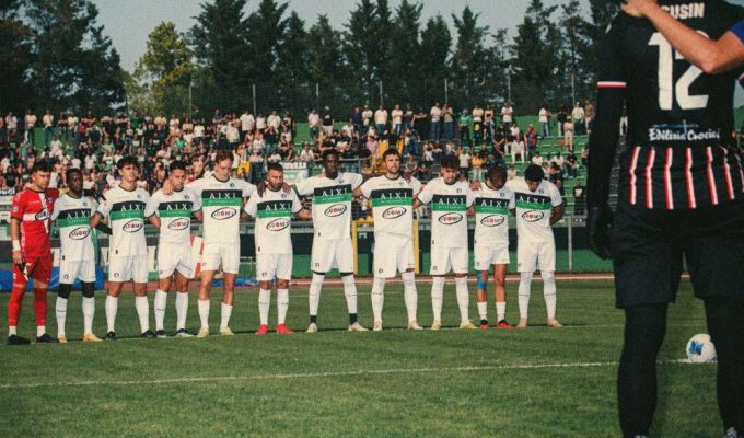 La formazione del Chieti prima della partita con la Maceratese allo stadio Angelini