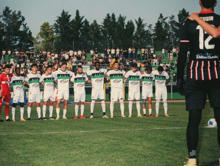 La formazione del Chieti prima della partita con la Maceratese allo stadio Angelini