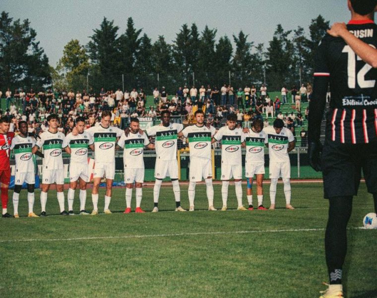 La formazione del Chieti prima della partita con la Maceratese allo stadio Angelini