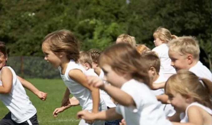 Bambini partecipano alle attività sportive del progetto Lo Sport non va in Vacanza