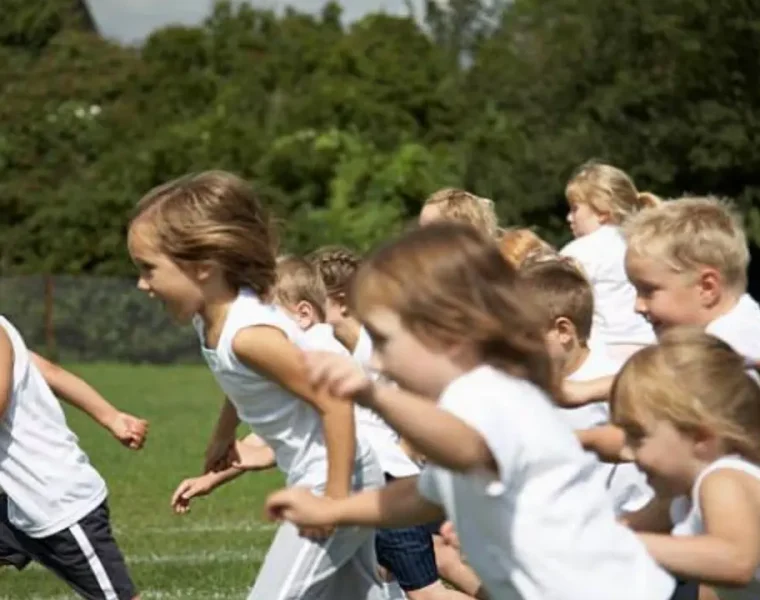 Bambini partecipano alle attività sportive del progetto Lo Sport non va in Vacanza