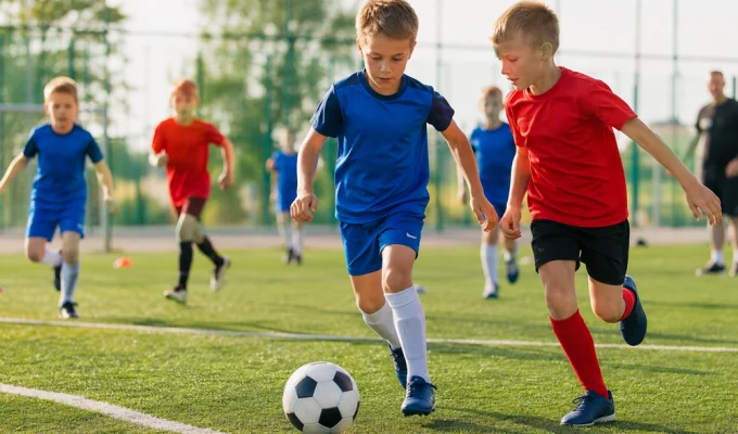 Bambini giocano a calcio durante il progetto Lo Sport non va in vacanza 2026.