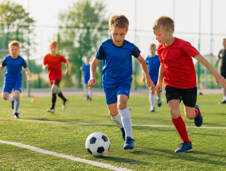 Bambini giocano a calcio durante il progetto Lo Sport non va in vacanza 2026.