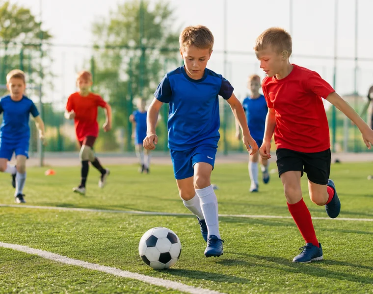 Bambini giocano a calcio durante il progetto Lo Sport non va in vacanza 2026.