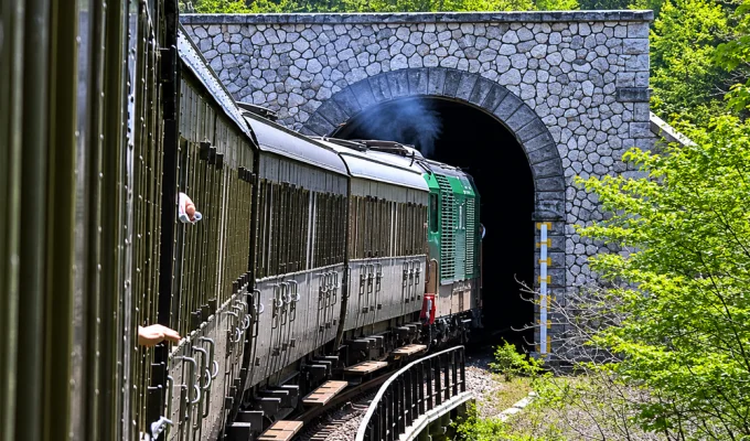 Treno storico in galleria durante la Maratona Ferroviaria della Pace tra mobilità dolce e territori interni.
