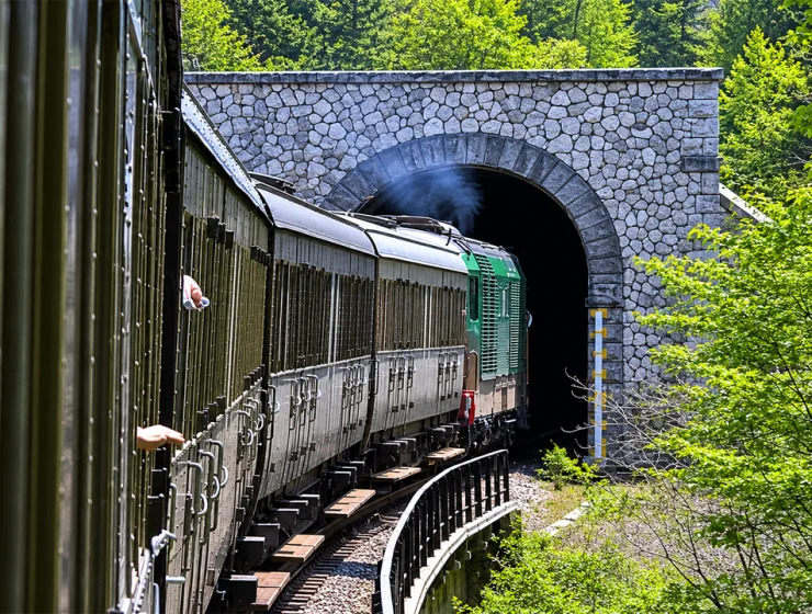 Treno storico in galleria durante la Maratona Ferroviaria della Pace tra mobilità dolce e territori interni.