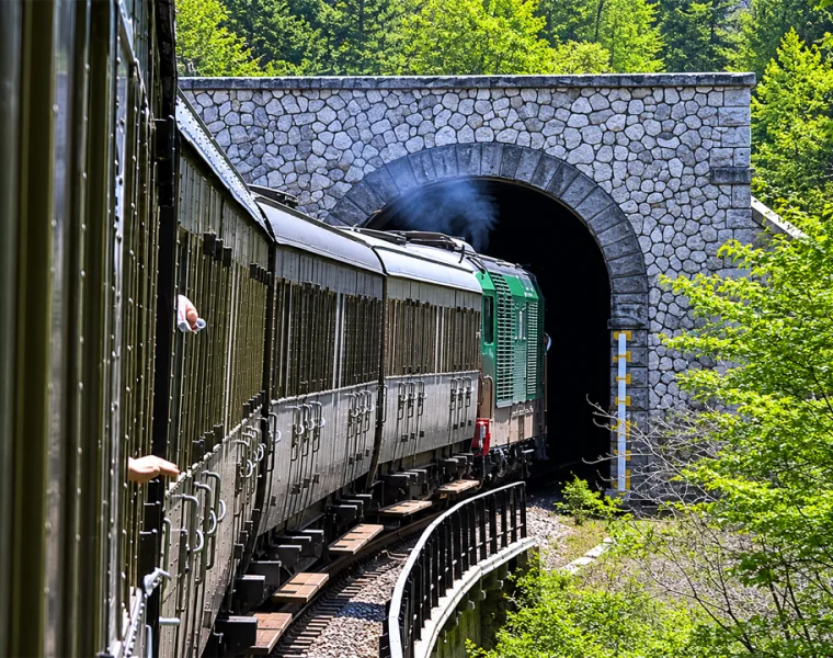 Treno storico in galleria durante la Maratona Ferroviaria della Pace tra mobilità dolce e territori interni.