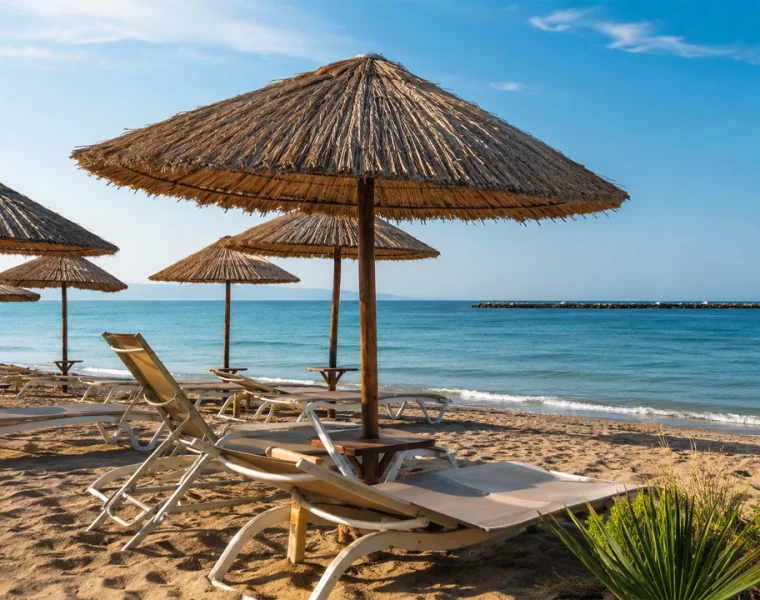 Stabilimento balneare di Pescara con ombrelloni in rafia naturale e materiali eco-compatibili sul lungomare
