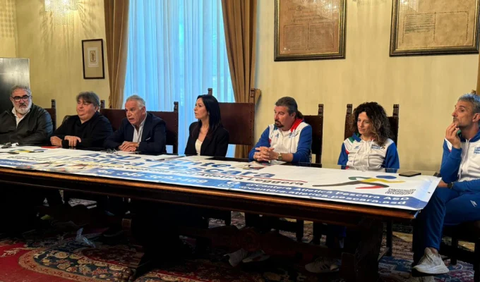 Conferenza stampa di Salta e Corri Pescara allo Stadio Adriatico con organizzatori e rappresentanti istituzionali.