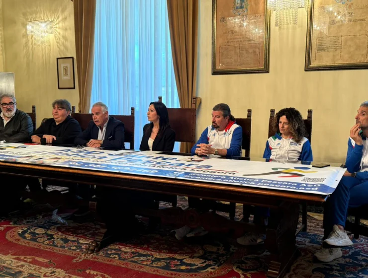Conferenza stampa di Salta e Corri Pescara allo Stadio Adriatico con organizzatori e rappresentanti istituzionali.