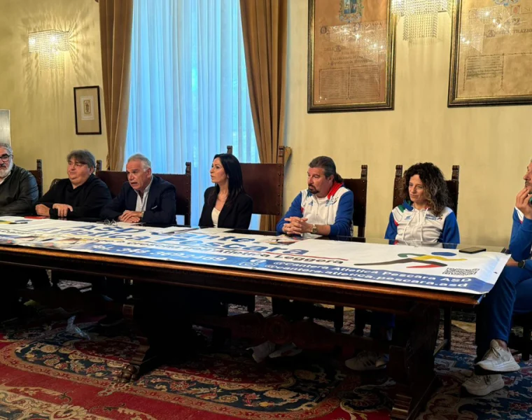 Conferenza stampa di Salta e Corri Pescara allo Stadio Adriatico con organizzatori e rappresentanti istituzionali.
