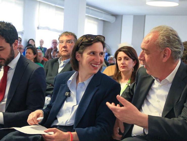 Schlein chiude congresso Chieti durante l’incontro pubblico con la coalizione e i partecipanti