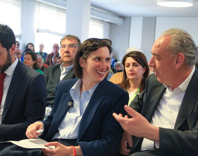 Schlein chiude congresso Chieti durante l’incontro pubblico con la coalizione e i partecipanti