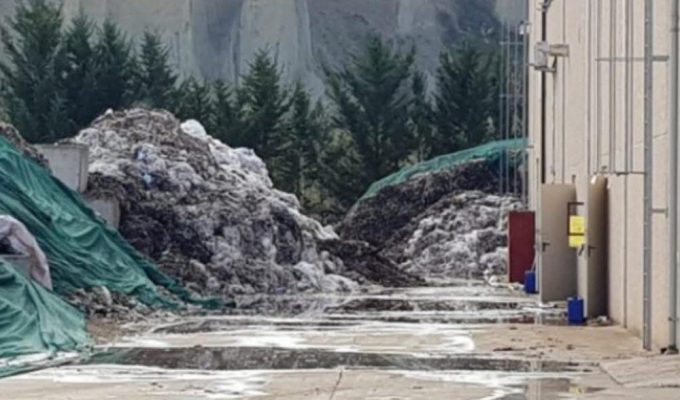 Cumuli di rifiuti nell’impianto Terraverde di Città Sant’Angelo prima della bonifica