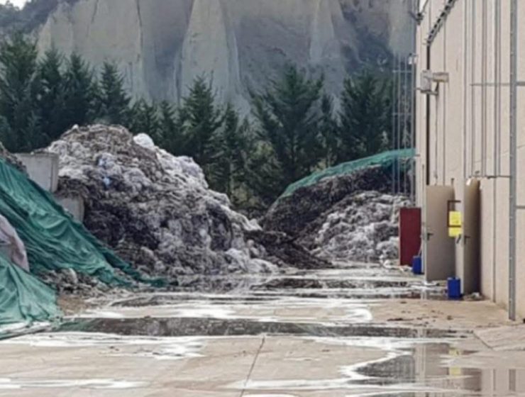 Cumuli di rifiuti nell’impianto Terraverde di Città Sant’Angelo prima della bonifica