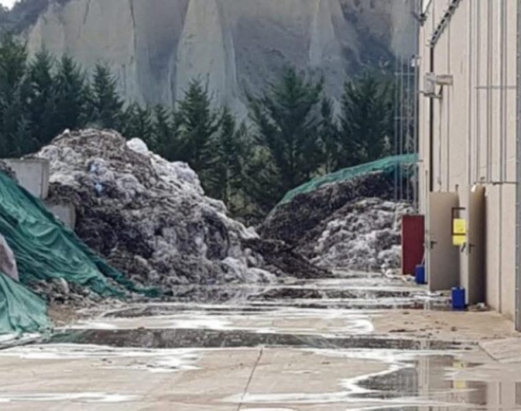 Cumuli di rifiuti nell’impianto Terraverde di Città Sant’Angelo prima della bonifica