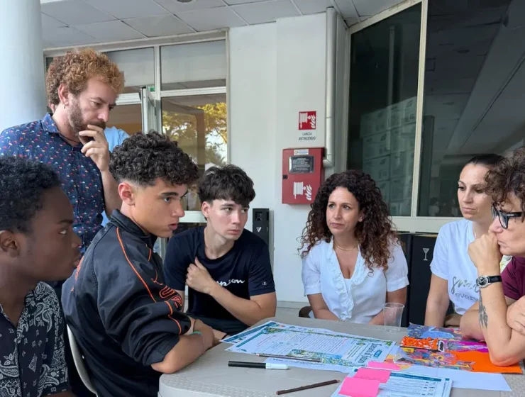Giovani al lavoro durante il Youth Camp Montesilvano EPIC_IDEA per il Manifesto delle città inclusive.