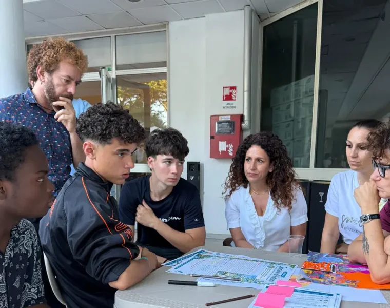 Giovani al lavoro durante il Youth Camp Montesilvano EPIC_IDEA per il Manifesto delle città inclusive.