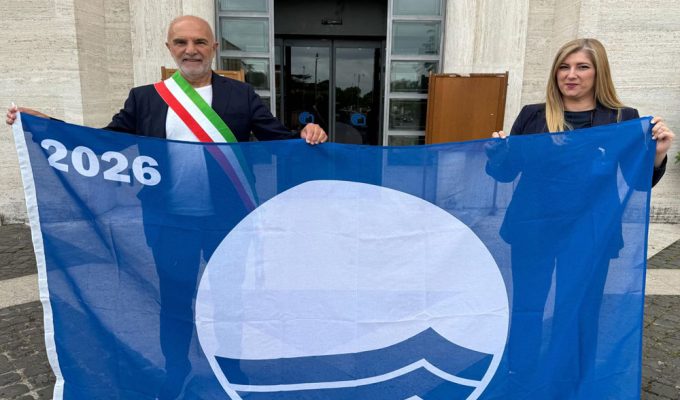 Bandiera Blu a Pescara 2026 consegnata al sindaco Carlo Masci durante la cerimonia ufficiale al CNR di Roma