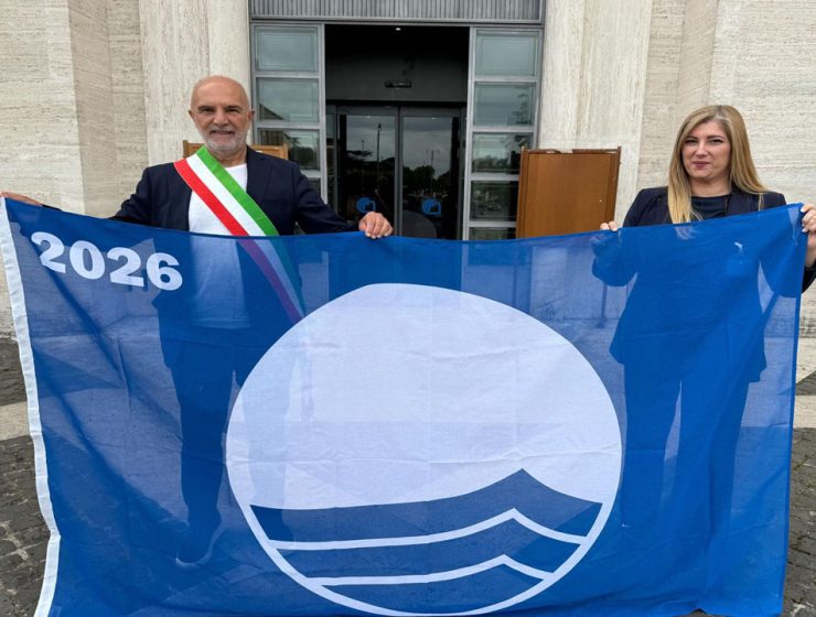 Bandiera Blu a Pescara 2026 consegnata al sindaco Carlo Masci durante la cerimonia ufficiale al CNR di Roma