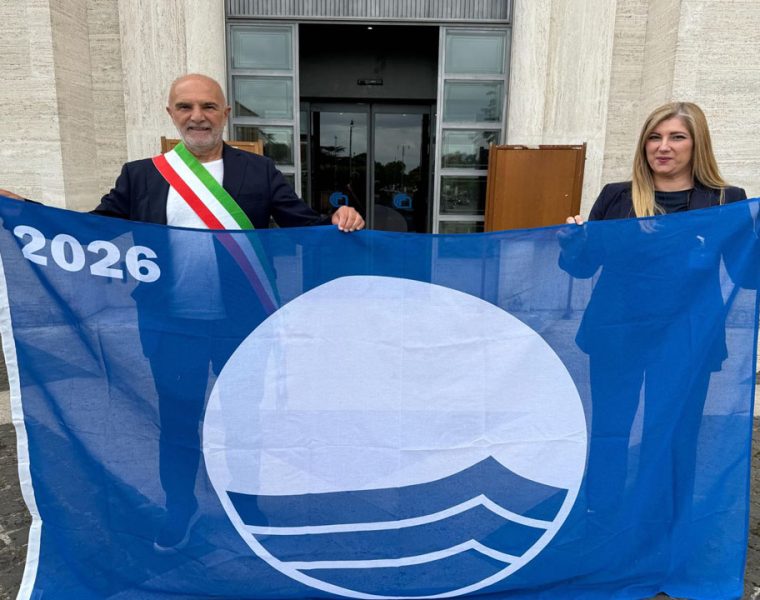 Bandiera Blu a Pescara 2026 consegnata al sindaco Carlo Masci durante la cerimonia ufficiale al CNR di Roma