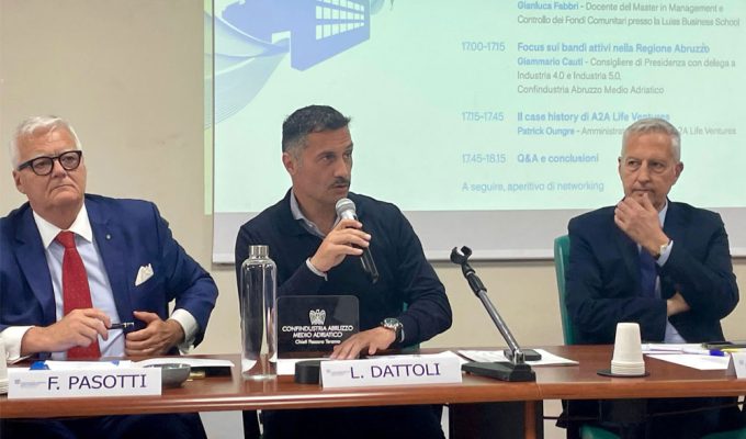 Intervento al tavolo dei relatori durante il confronto su AI nelle PMI abruzzesi a Pescara
