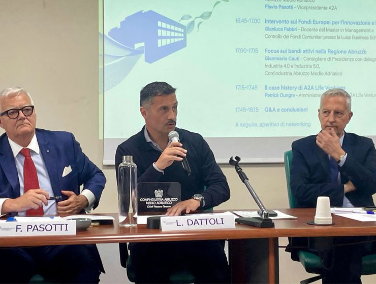 Intervento al tavolo dei relatori durante il confronto su AI nelle PMI abruzzesi a Pescara