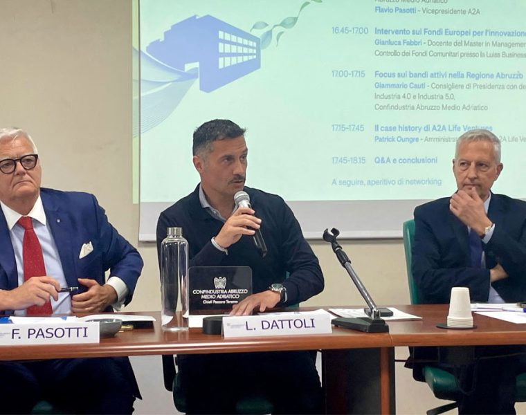 Intervento al tavolo dei relatori durante il confronto su AI nelle PMI abruzzesi a Pescara