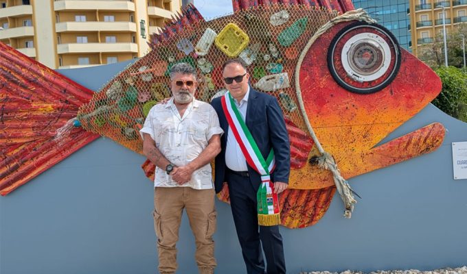 L’urlo del mare Montesilvano, l’artista Ravel e il sindaco Ottavio De Martinis davanti alla scultura realizzata con materiali di riciclo